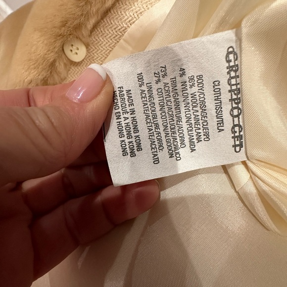 Emanuel Ungaro wool BlazerWith RemovableFur CollarVintage statement piece
Size 8 - Picture 5 of 9